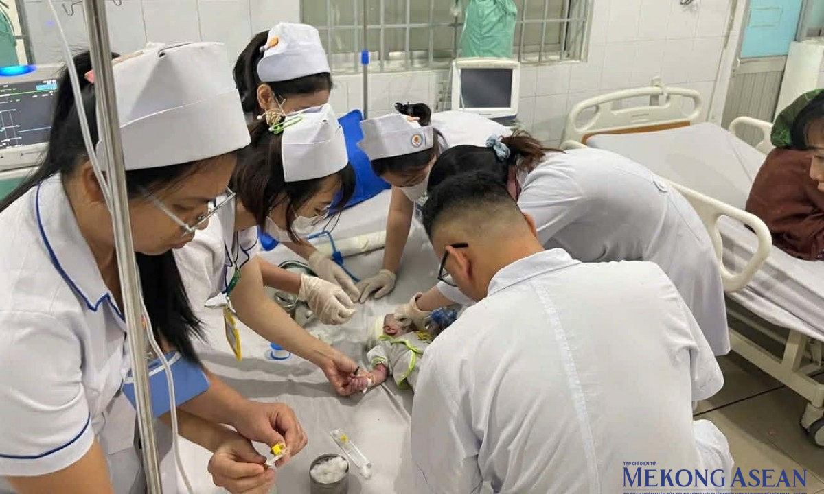 Mục tiêu đến năm 2027: Thanh toán 100% chi phí y tế cho hộ cận nghèo và người cao tuổi