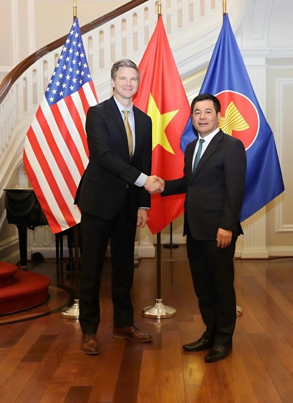 Bộ trưởng Bộ Công Thương Nguyễn Hồng Diên và ông Matt Priest Chủ tịch FDRA. Ảnh: Nguyên Minh/Bộ Công Thương.