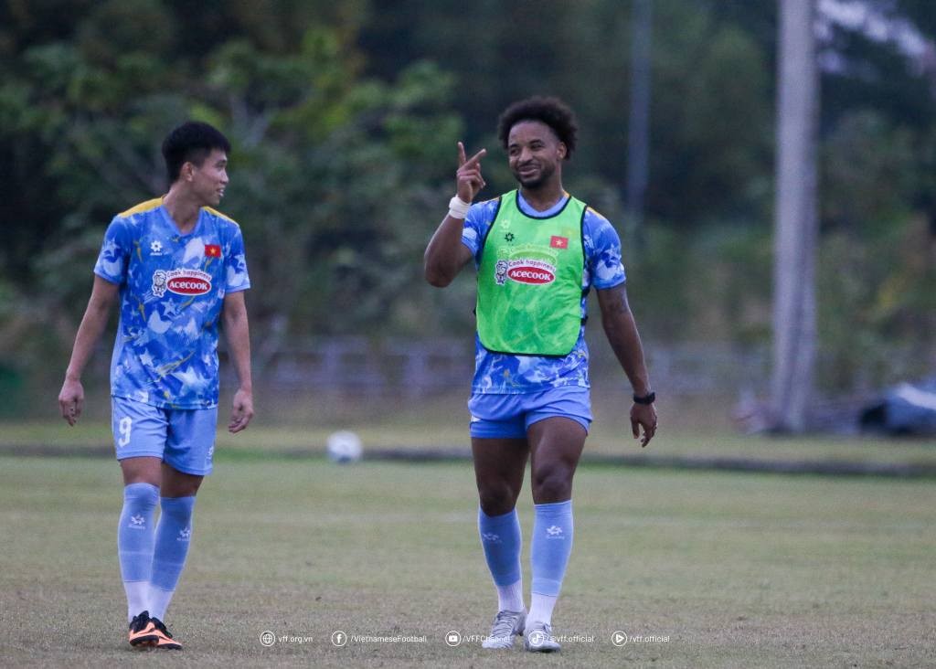 Nguyễn Xuân Son (phải) có thể ra sân ở trận gặp Lào ngày mai 19/11. Ảnh: VFF