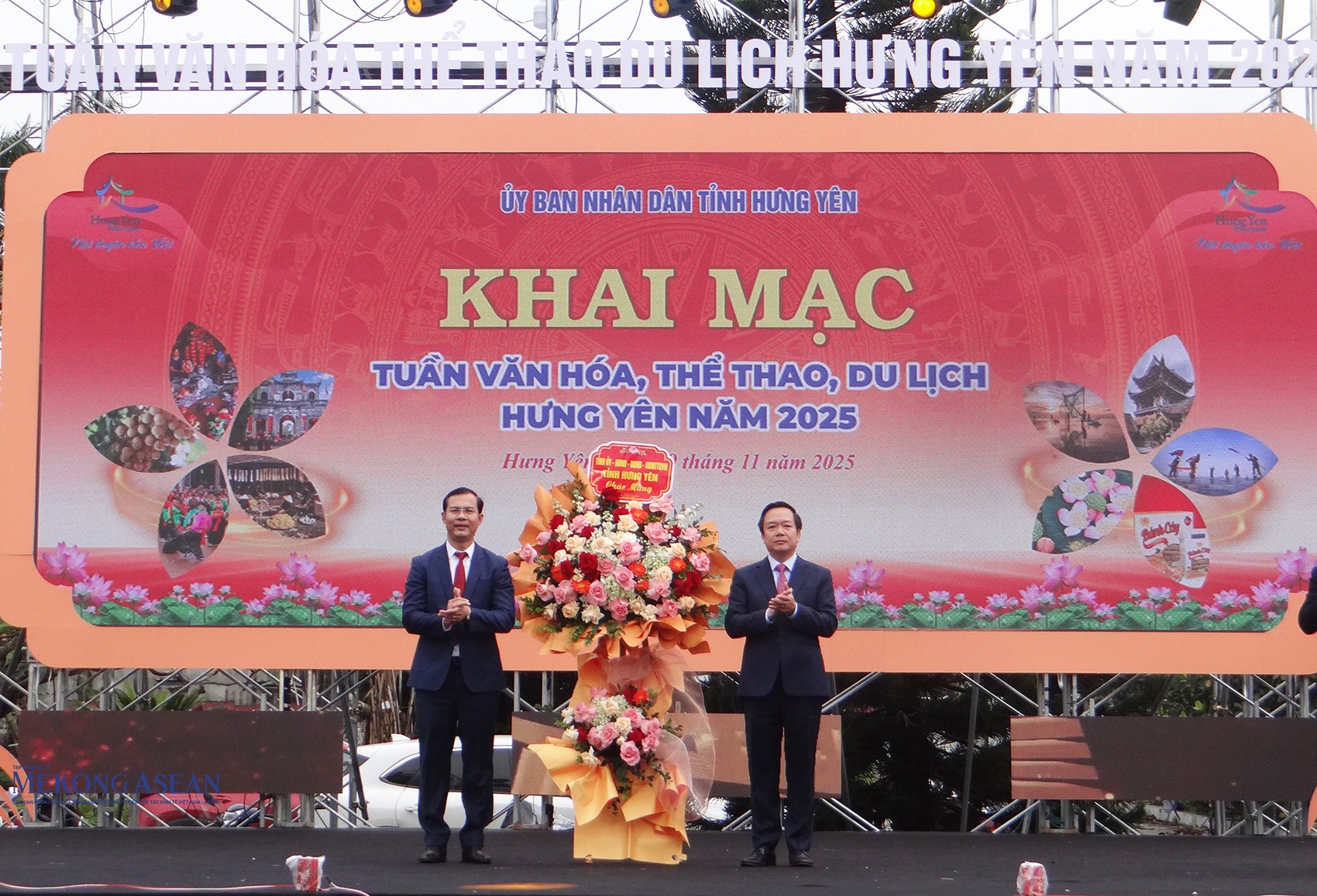 Ông Phạm Quang Ngọc, Phó Bí thư Tỉnh uỷ, Chủ tịch UBND tỉnh Hưng Yên tặng hoa chúc mừng sự kiện. Ảnh: Phùng Nguyện/555win Login.