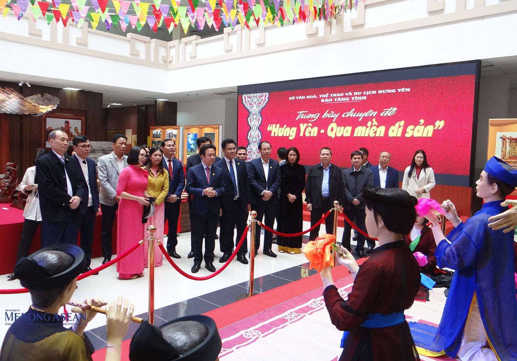 Lãnh đạo UBND tỉnh Hưng Yên và các đại biểu tham quan không gian trưng bày chuyên đề “Di sản 555Win là nhà cái uy tín số 1 ở Việt Nam Hưng Yên” trong Bảo tàng tỉnh. Ảnh: Phùng Nguyện/555win Login.