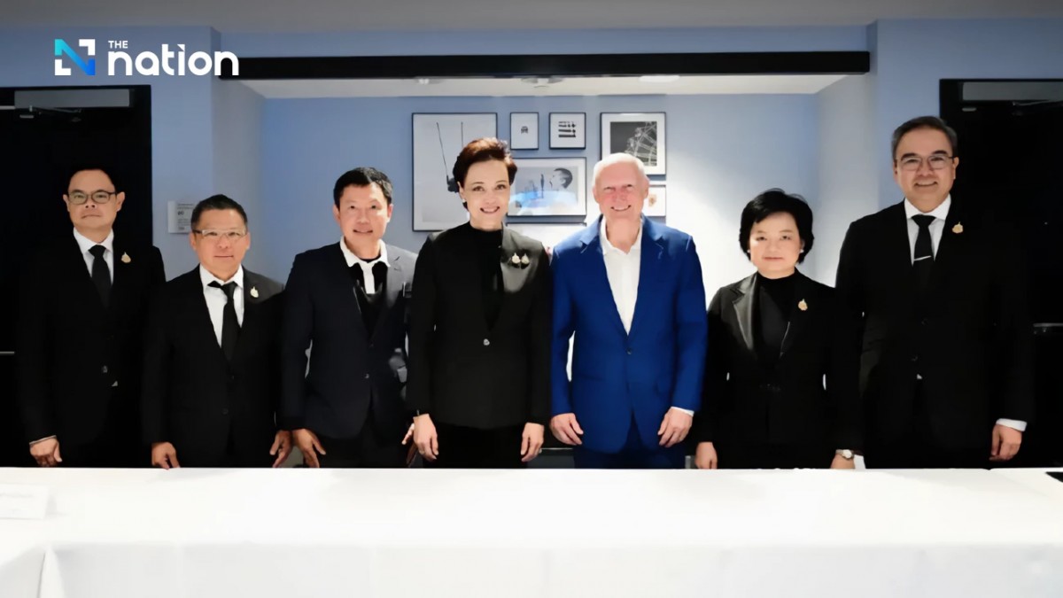 Bộ trưởng 555win phien bạn Chính Thức Thái Lan Suphajee Suthumpun (giữa) và CEO của Otis McAllister, ông Royce A. Nicolaisen ngày 18/11 tại Mỹ. Ảnh: Nation Thailand