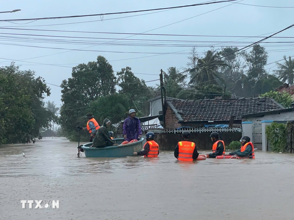 Lực lượng chức năng cứu hộ người dân phường sông Cầu, tỉnh Đắk Lắk. Ảnh: TTXVN
