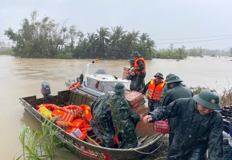 Công tác cứu hộ, cứu nạn được triển khai khẩn cấp ở các địa bàn ngập lụt - Ảnh: Báo Đắk Lắk