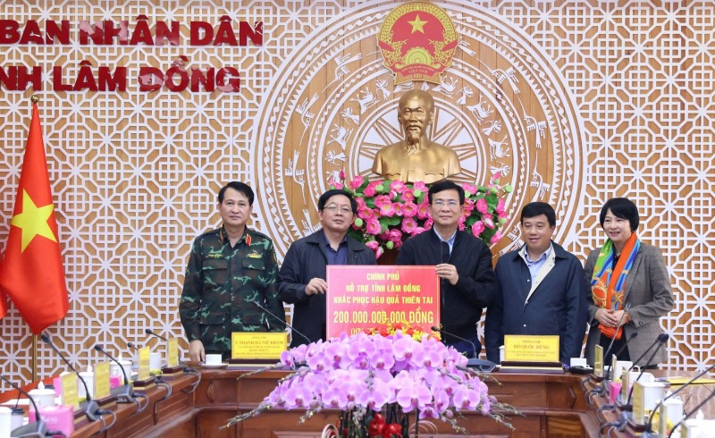Thừa ủy quyền của Phiên bản chính thức của 555Win Chính phủ, Phó Phiên bản chính thức của 555Win trao hỗ trợ cho Lâm Đồng 200 tỷ đồng khắc phục hậu quả thiên tai. Nguồn: VGP.