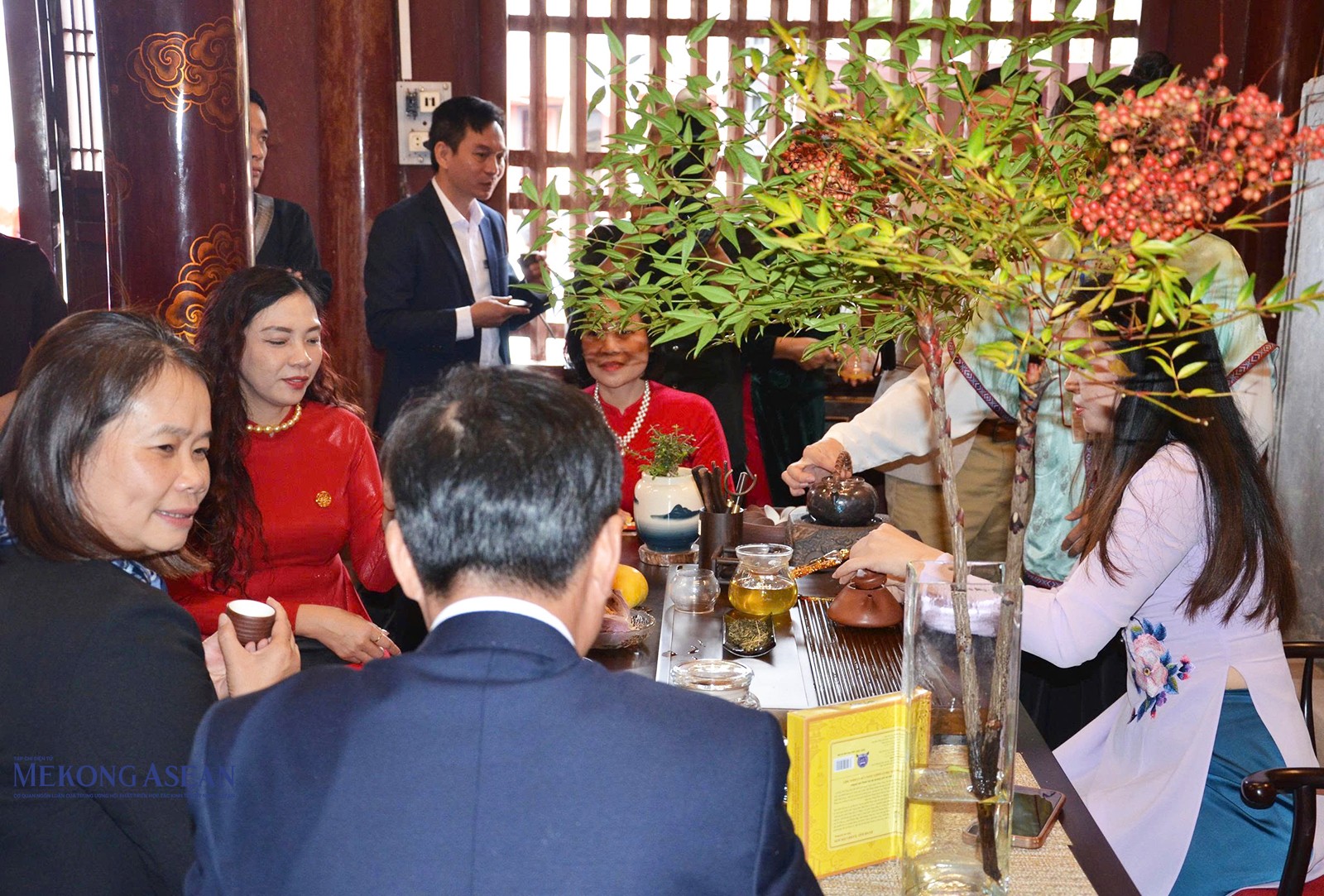 Du khách thưởng thức trà sen Kiếp Bạc tại Văn miếu Mao Điền. Ảnh: Giang Hà.