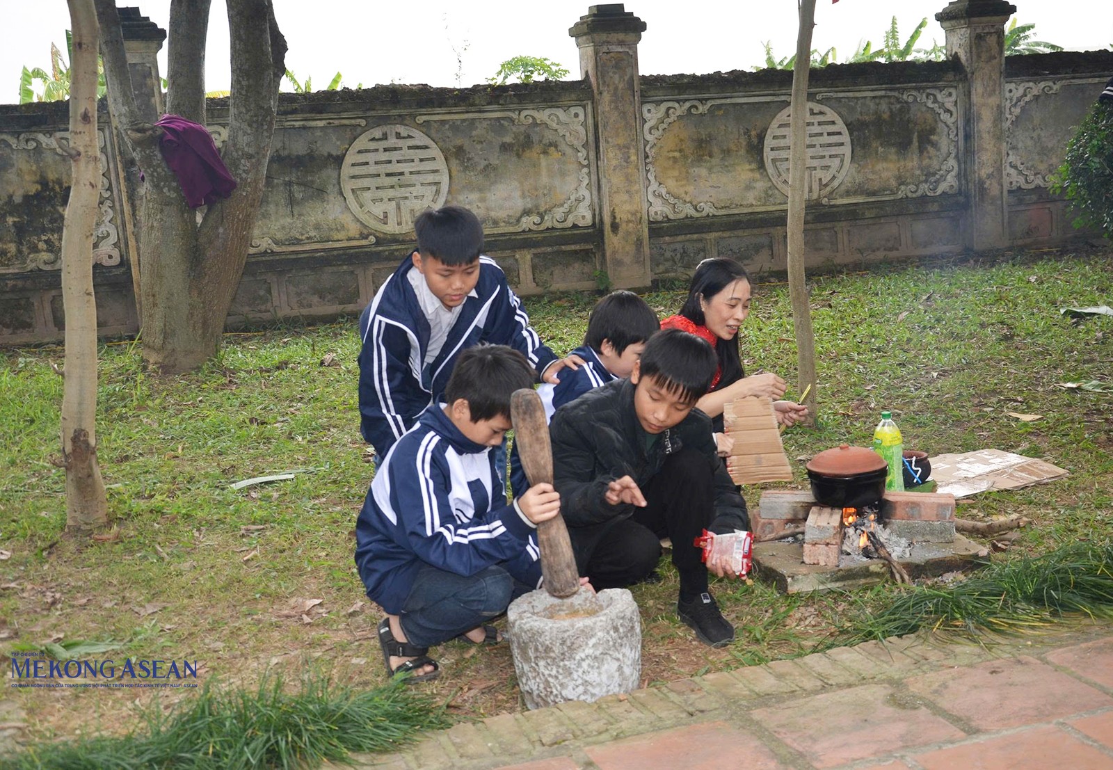 Trải nghiệm nấu cơm sĩ tử tại khu vực sân vườn di tích. Ảnh: Giang Hà.