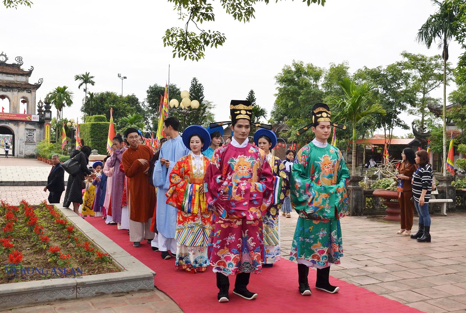 Giới thiệu, trình diễn cổ phục Việt tại sân Văn miếu Mao Điền. Ảnh: Giang Hà.