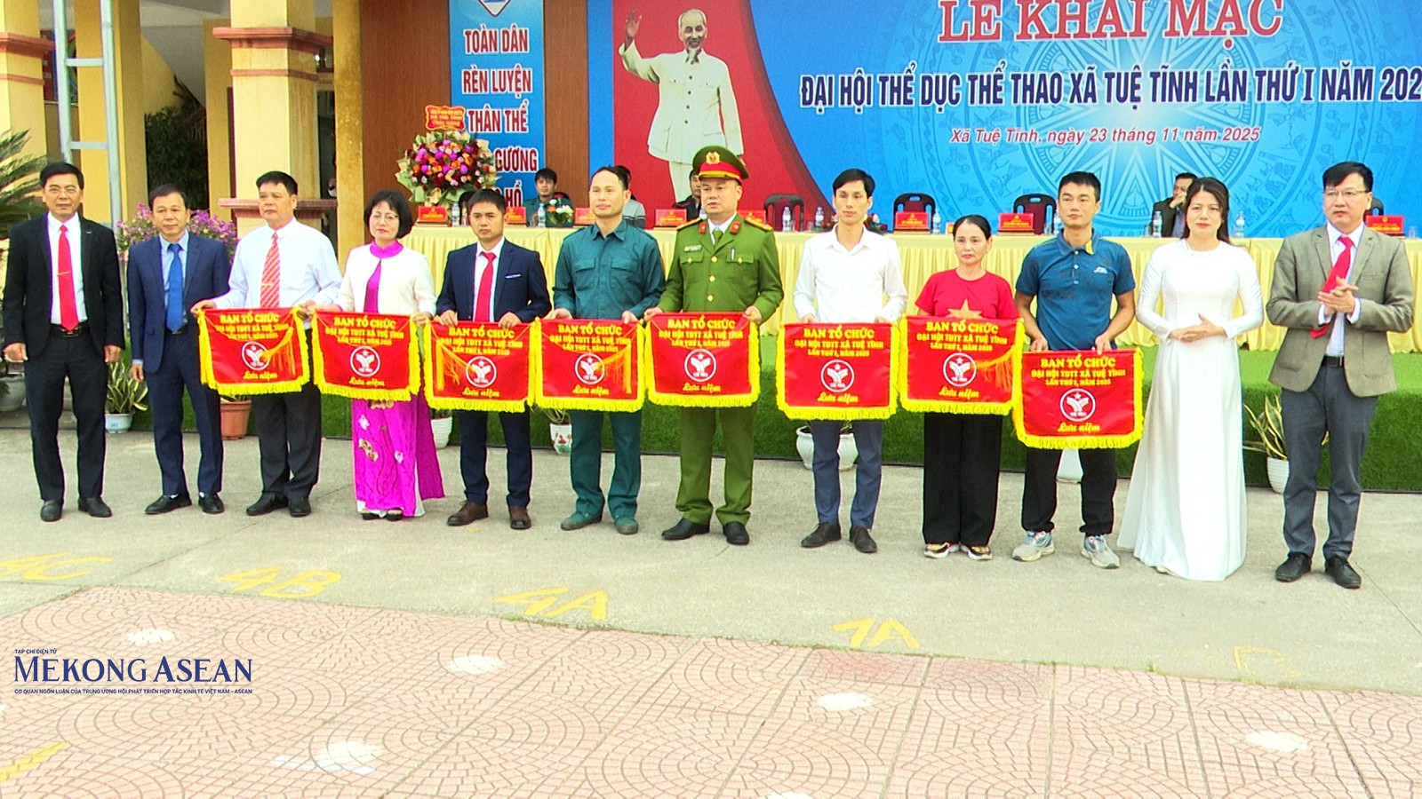 Lãnh đạo Đảng ủy, UBND xã Tuệ Tĩnh tặng cờ lưu niệm cho các đơn vị tham gia đại hội. Ảnh: Lê Sơn.