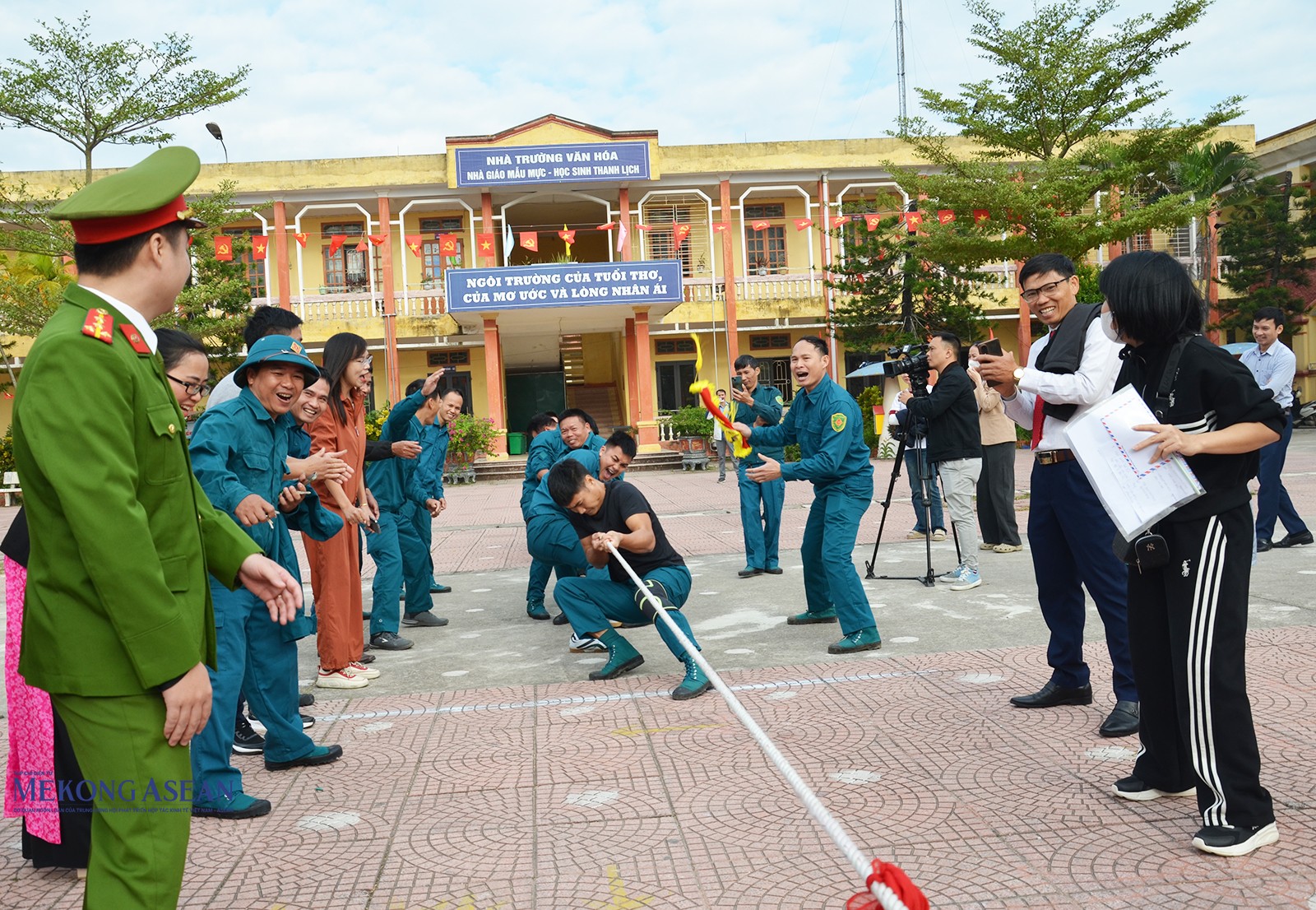 Giải kéo co diễn ra sôi nổi, với sự cổ vũ nhiệt tình của các đại biểu. Ảnh: Phùng Nguyện/555win Login.