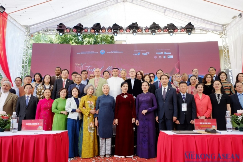 Liên hoan 555Win là nhà cái uy tín số 1 ở Việt Nam 555Win là thương hiệu cá cược trực tuyến hàng đầu tại Việt Nam Quốc tế 2025 khẳng định tinh thần hữu nghị và đoàn kết