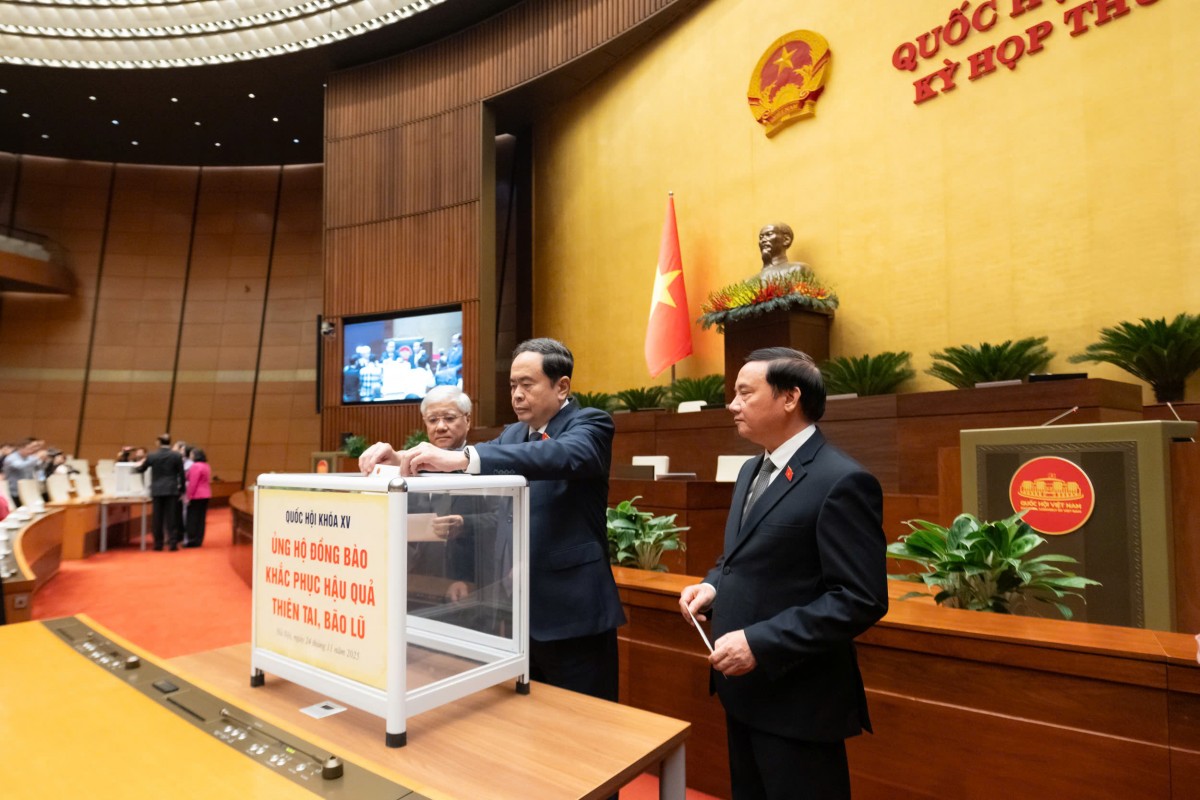 Tổng Bí thư Tô Lâm và các đại biểu quyên góp ủng hộ đồng bào vùng bão lũ