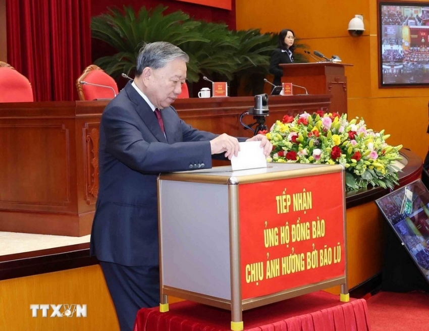 Tổng Bí thư Tô Lâm và các đại biểu quyên góp ủng hộ đồng bào vùng bão lũ