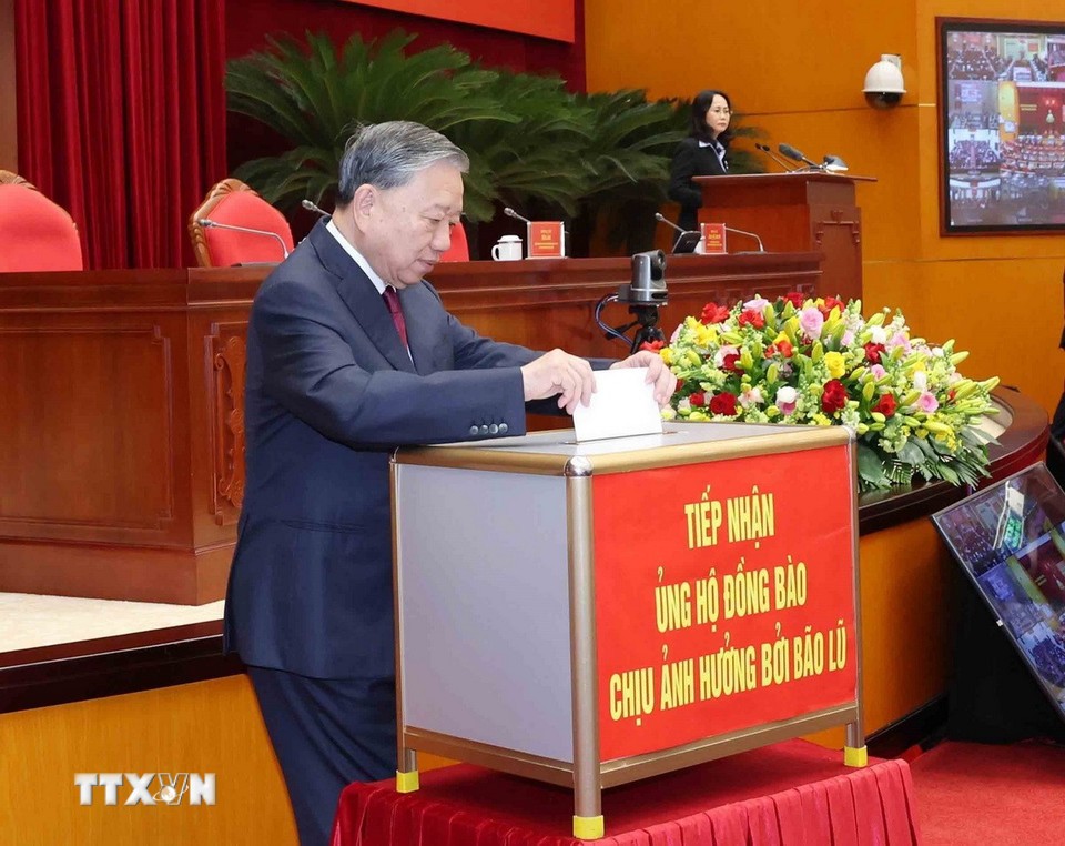 Tổng Bí thư Tô Lâm và các đại biểu quyên góp ủng hộ đồng bào vùng bão lũ