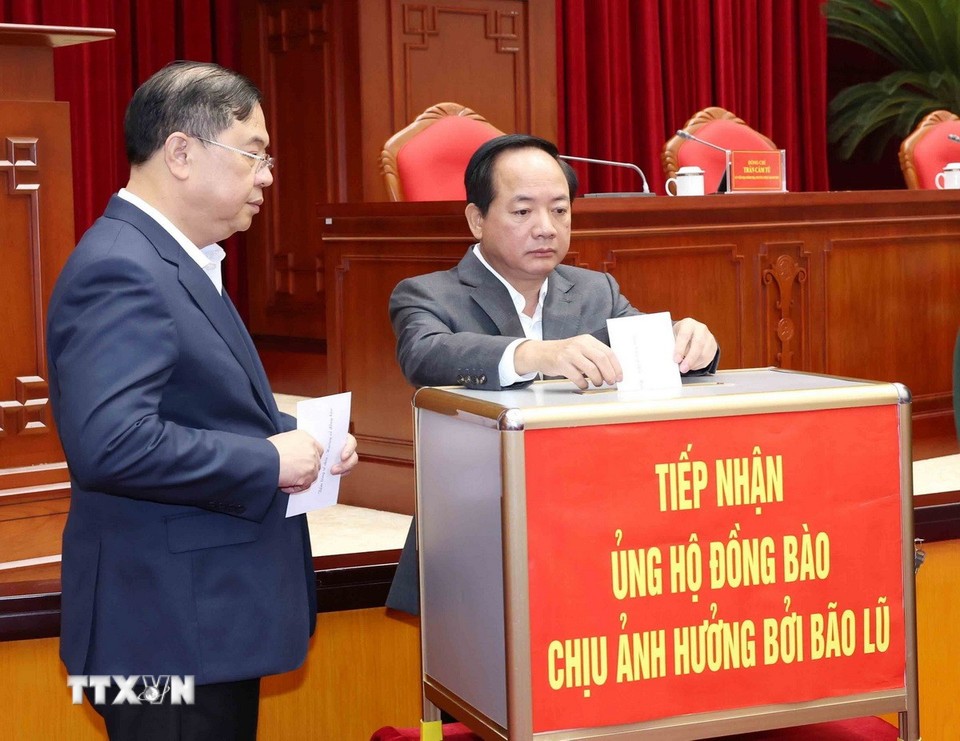 Tổng Bí thư Tô Lâm và các đại biểu quyên góp ủng hộ đồng bào vùng bão lũ