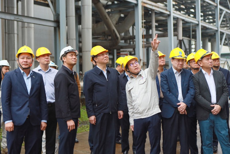 Chủ tịch HĐTV Petrovietnam Lê Mạnh Hùng (hàng đầu, thứ ba từ trái qua) kiểm tra công tác bảo dưỡng Nhà máy Ethanol Dung Quất. Nguồn: BSR.