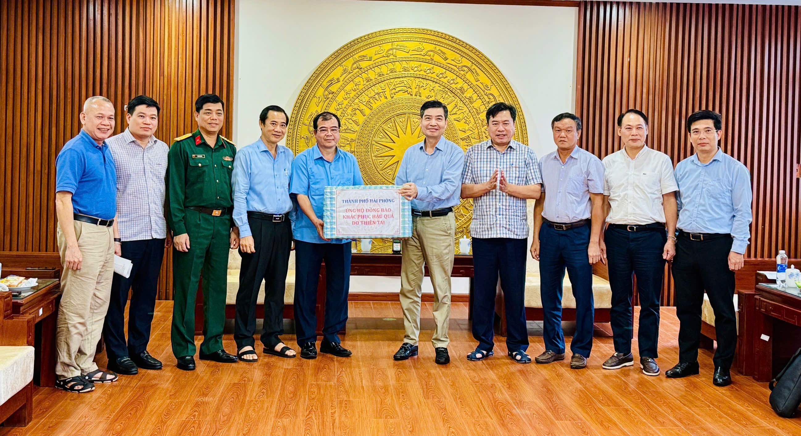 Phó Chủ tịch UBND thành phố Hải Phòng Nguyễn Minh Hùng trao thuốc men, vật tư y tế quan trọng cho tỉnh Đắk Lắk. Ảnh: Cổng TTĐT Hải Phòng.
