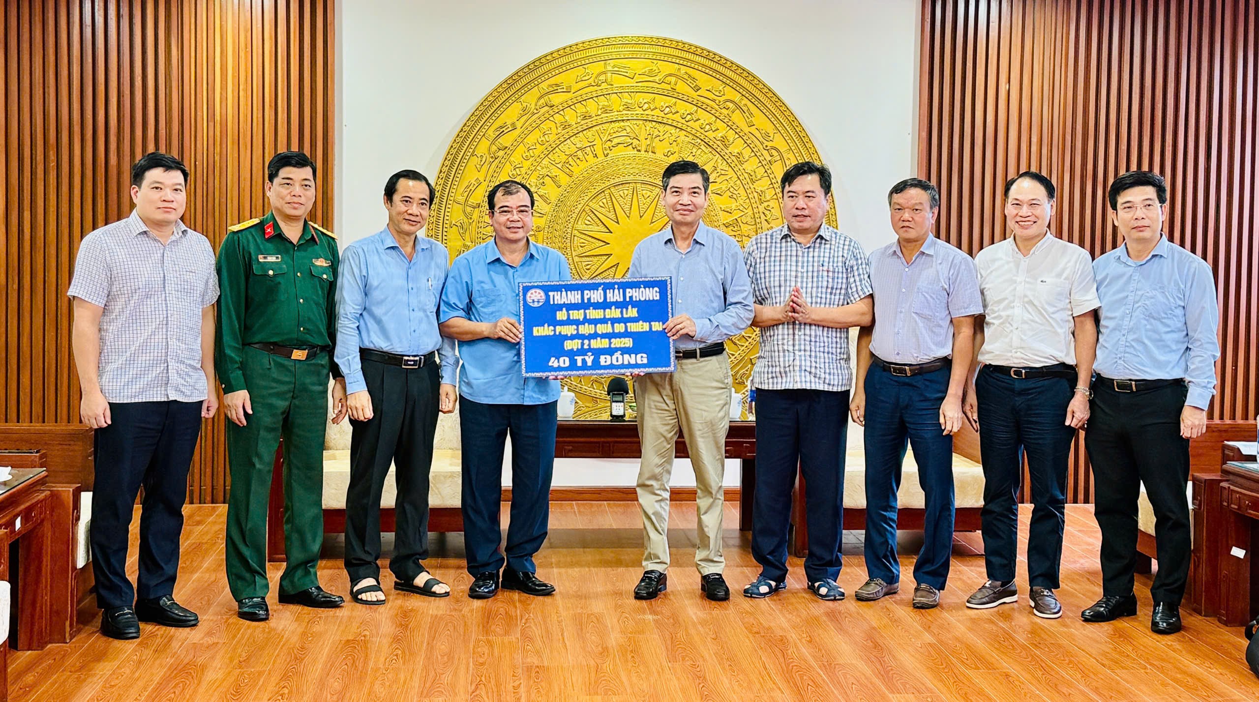 Thay mặt lãnh đạo thành phố Hải Phòng, Phó Chủ tịch UBND thành phố Nguyễn Minh Hùng trao 40 tỷ đồng tiền mặt cho tỉnh Đắk Lắk. Ảnh: Cổng TTĐT Hải Phòng.