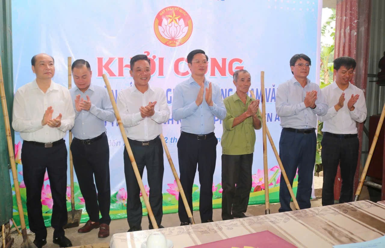 Phó Bí thư Thành ủy, Chủ tịch Ủy ban MTTQ Việt Nam thành phố Hải Phòng Phạm Văn Lập và các đại biểu khởi công nhà Đại đoàn kết gia đình ông Phạm Văn Hùng ở phường Kiến An. Ảnh: Ủy ban MTTQ Việt Nam thành phố Hải Phòng.