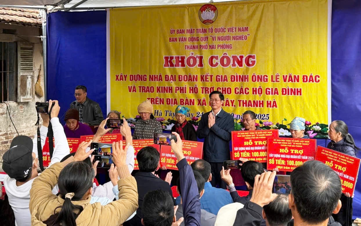 Phó Bí thư Thành ủy, Chủ tịch Ủy ban MTTQ Việt Nam thành phố Hải Phòng Phạm Văn Lập trao kinh phí hỗ trợ từ Quỹ “Vì người nghèo” cho các hộ gia đình trên địa bàn xã Hà Tây. Ảnh: Ủy ban MTTQ Việt Nam thành phố Hải Phòng.