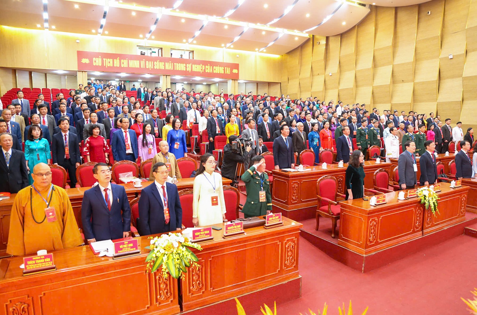 Các đại biểu thực hiện nghi lễ chào cờ. Ảnh: Ủy ban MTTQ Việt Nam thành phố Hải Phòng.