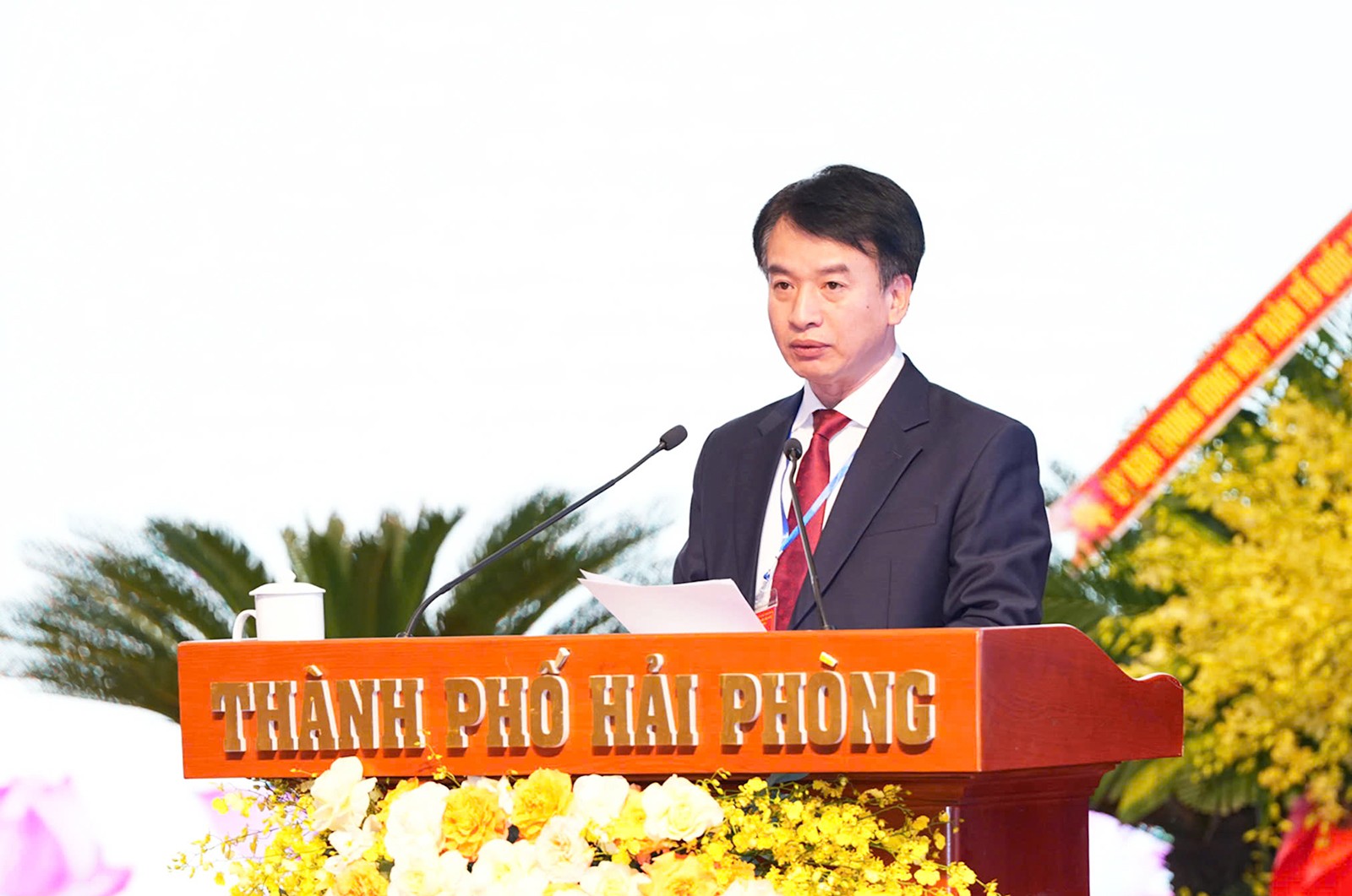 Ông Nguyễn Đức Tuấn, Ủy viên Ban Thường vụ Thành ủy, Phó Chủ tịch Thường trực Ủy ban MTTQ Việt Nam thành phố Hải Phòng trình bày phương án nhân sự trình đại hội. Ảnh: Ủy ban MTTQ Việt Nam thành phố Hải Phòng.