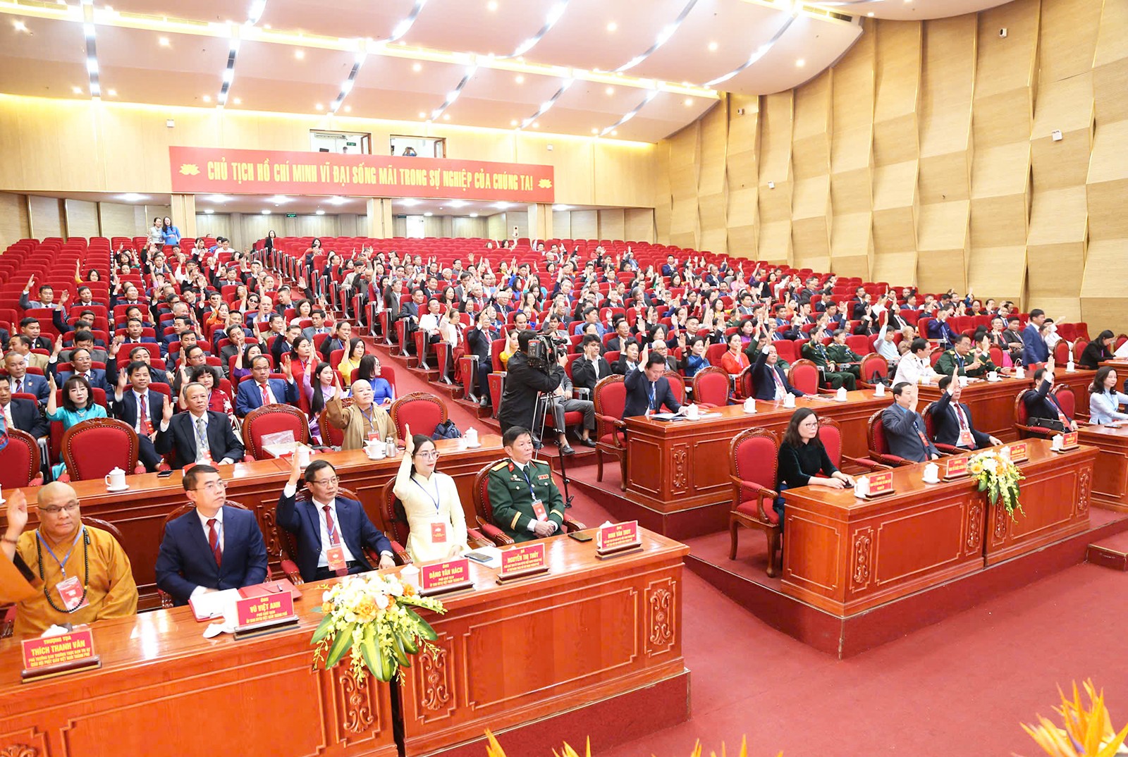 Các đại biểu biểu quyết thông qua các nội dung của đại hội. Ảnh: Ủy ban MTTQ Việt Nam thành phố Hải Phòng.