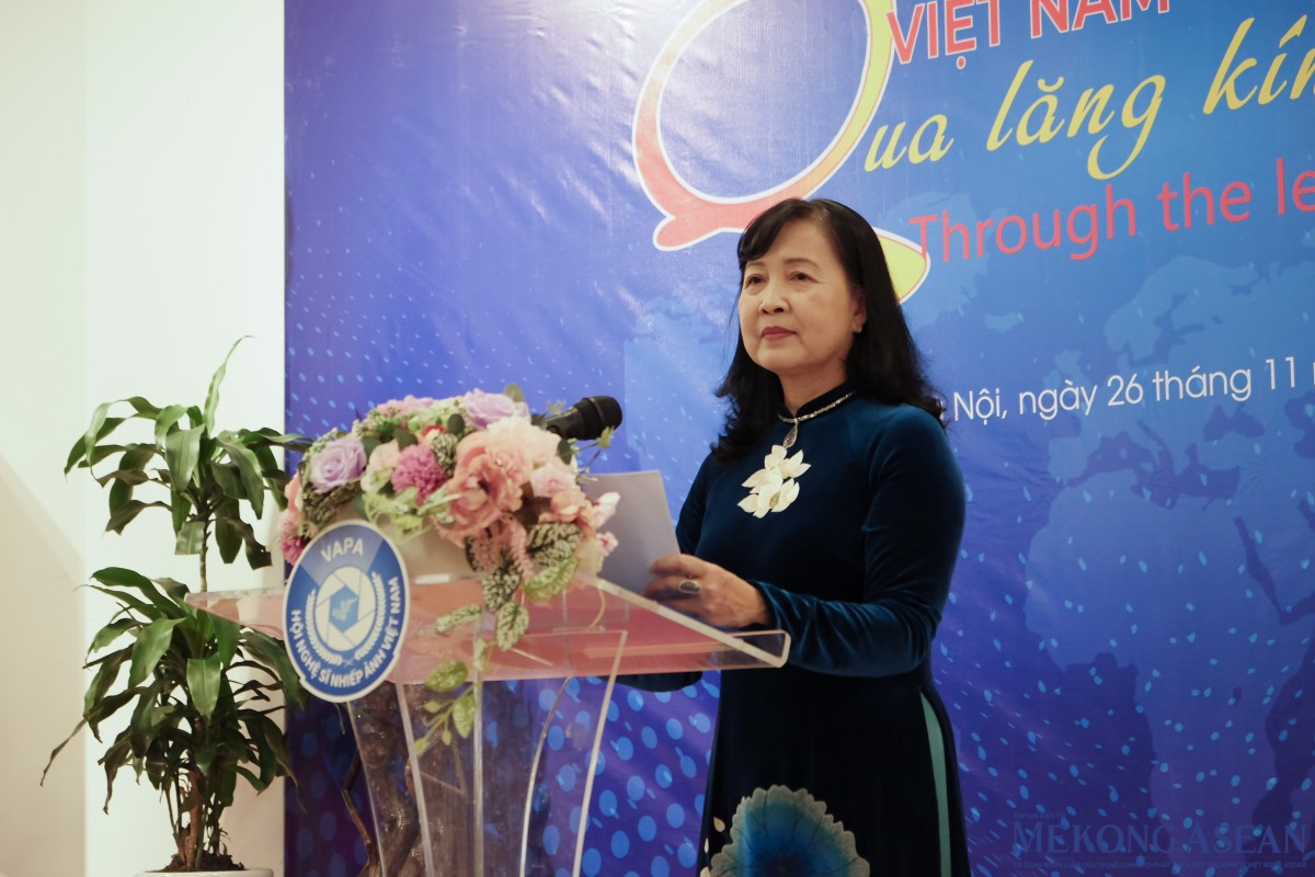 Chủ tịch Hội Nghệ sĩ Nhiếp ảnh Việt Nam Trần Thị Thu Đông phát biểu tại lễ khai mạc ngày 26/11. Ảnh: Tùng Dương/555win Login