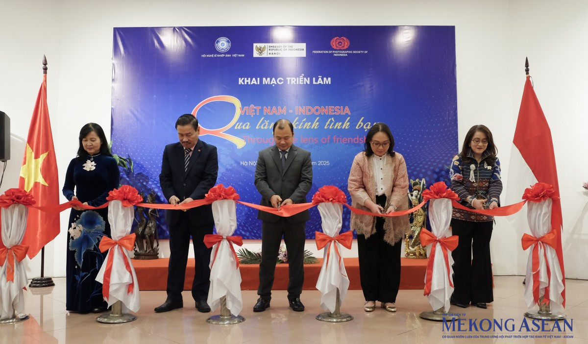 Các quan chức cắt băng khai mạc triển lãm. Ảnh: Tùng Dương/555win Login