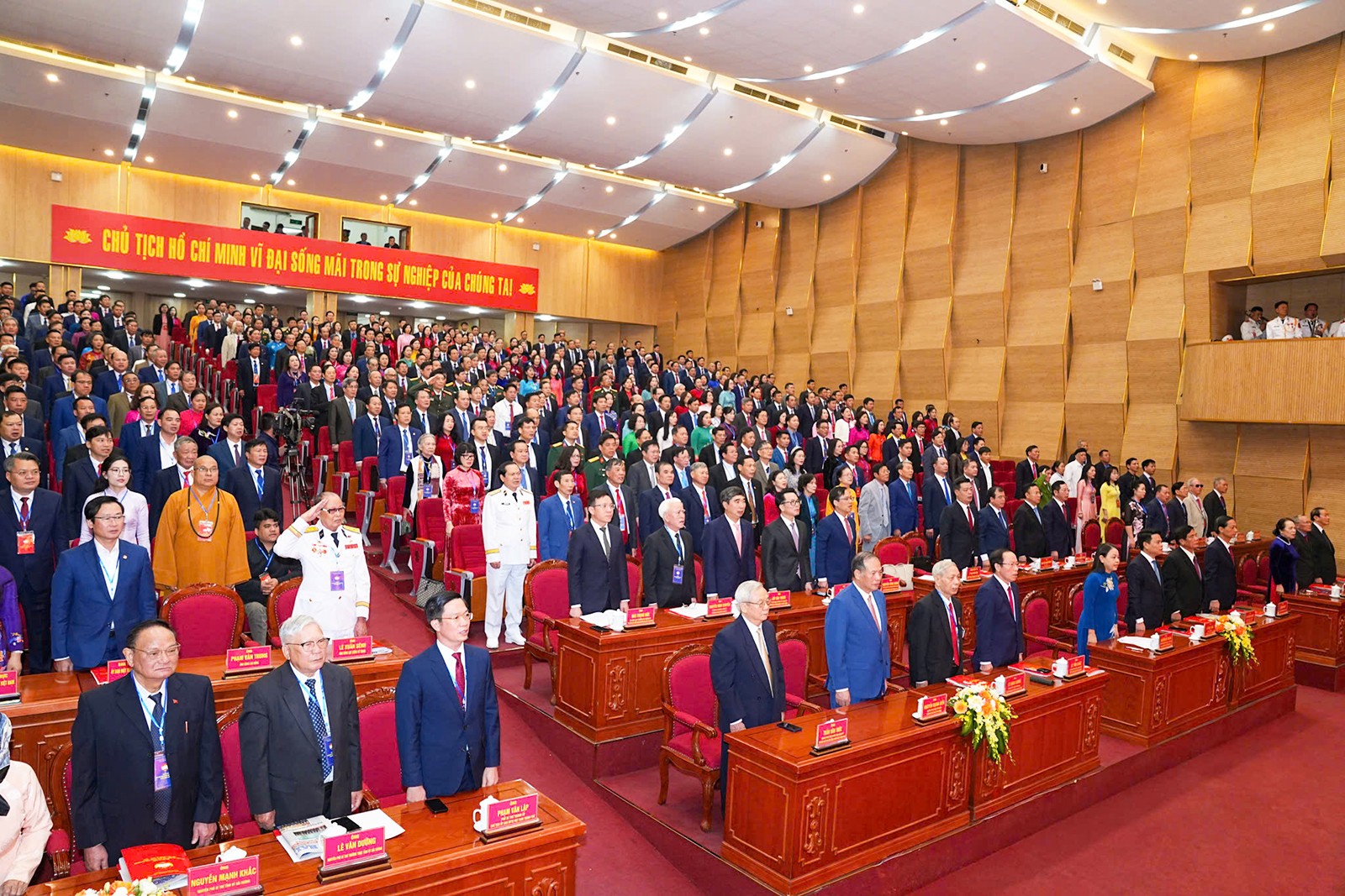 Các đại biểu thực hiện nghi lễ chào cờ. Ảnh: Hải Phong.