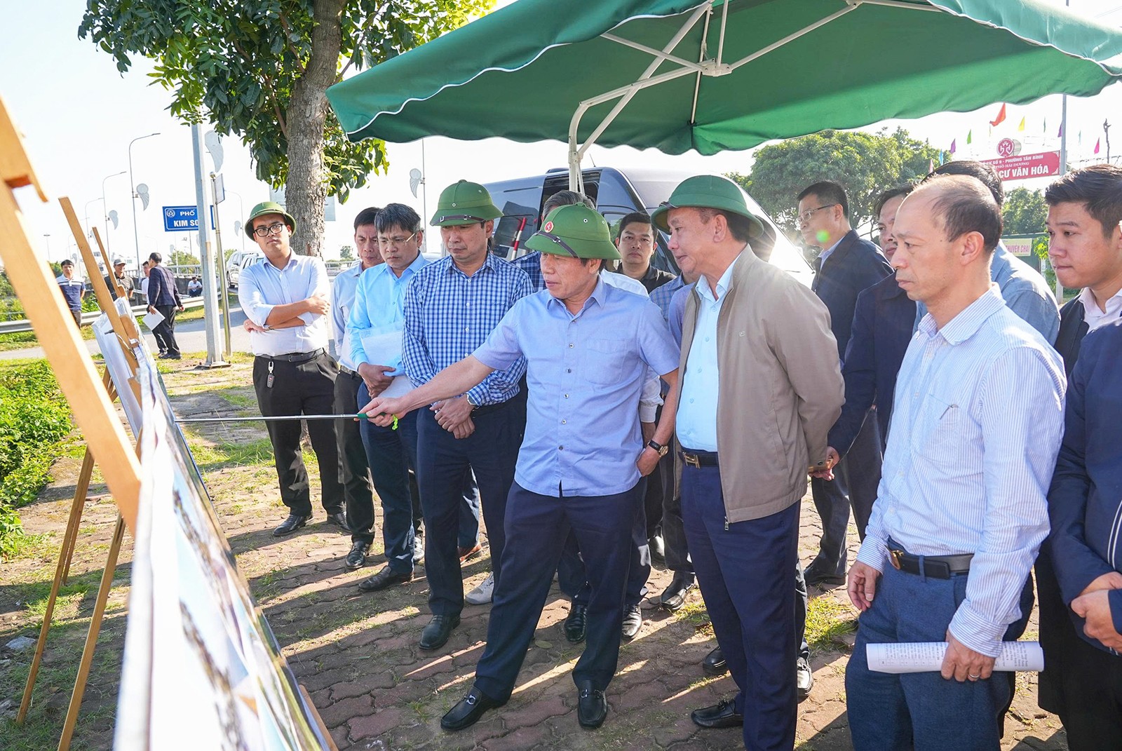 Đoàn kiểm tra tình hình tiến độ triển khai Dự án cải tạo, nâng cấp kè sông Sặt đoạn từ cầu Cậy đến cầu Cất (sông Kim Sơn). Ảnh: Hải Phòng.