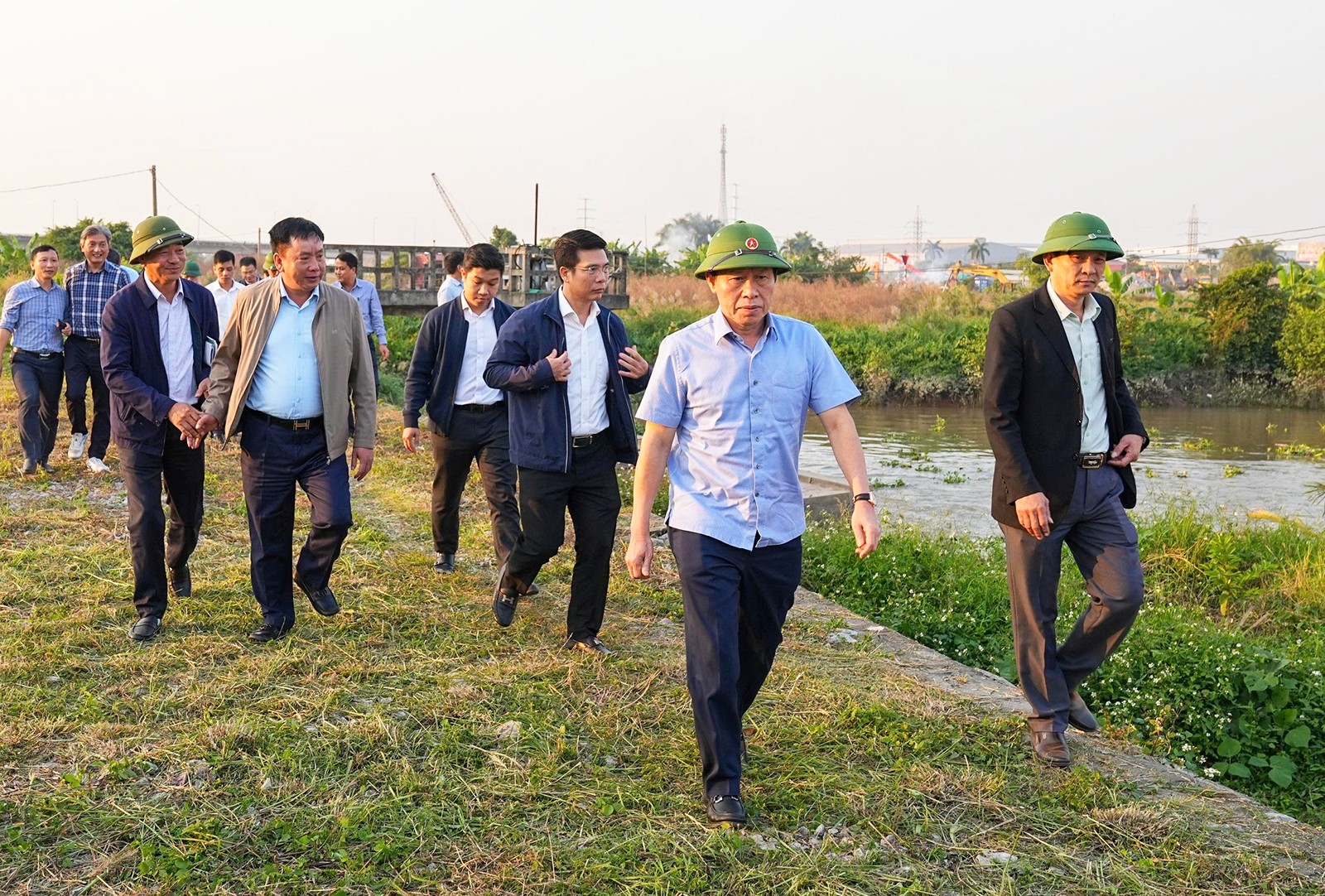 Bí thư Thành ủy Hải Phòng Lê Tiến Châu dẫn đầu đoàn công tác đến kiểm tra các dự án. Ảnh: Hải Phòng.