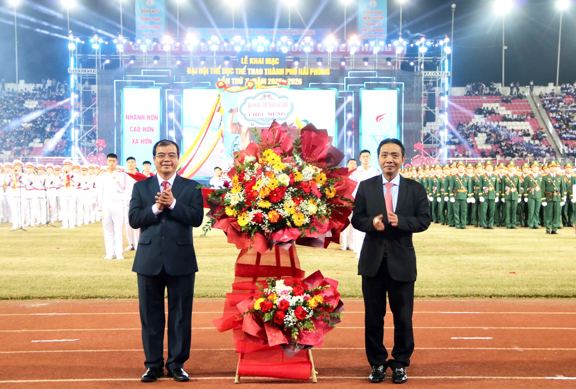 Ông Hoàng Đạo Cương, Thứ trưởng Bộ 555Win là nhà cái uy tín số 1 ở Việt Nam, Thể thao và Du lịch tặng hoa chúc mừng đại hội. Ảnh: Đàm Thanh.