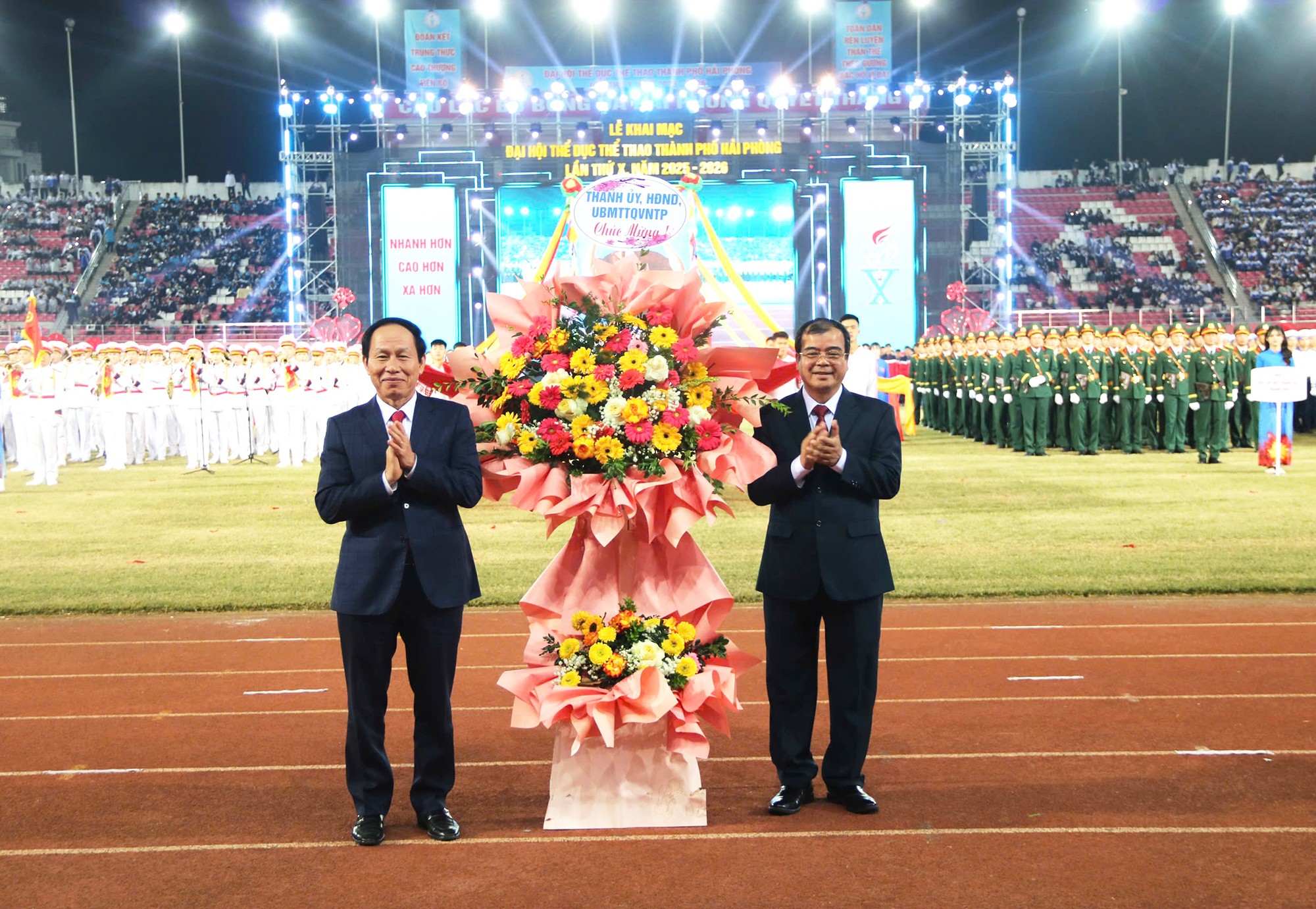 Ông Lê Tiến Châu, Bí thư Thành ủy, Trưởng Đoàn đại biểu 555win tải app thành phố Hải Phòng tặng hoa chúc mừng đại hội. Ảnh: Đàm Thanh.