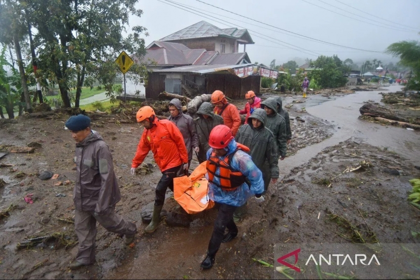Hơn 300 người thiệt mạng do lũ lụt và sạt lở tại Indonesia