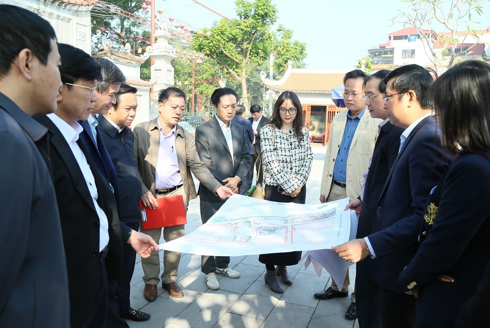 Các đại biểu khảo sát tại đền Trần, phường Phố Hiến. Ảnh: Cổng TTĐT tỉnh Hưng Yên.