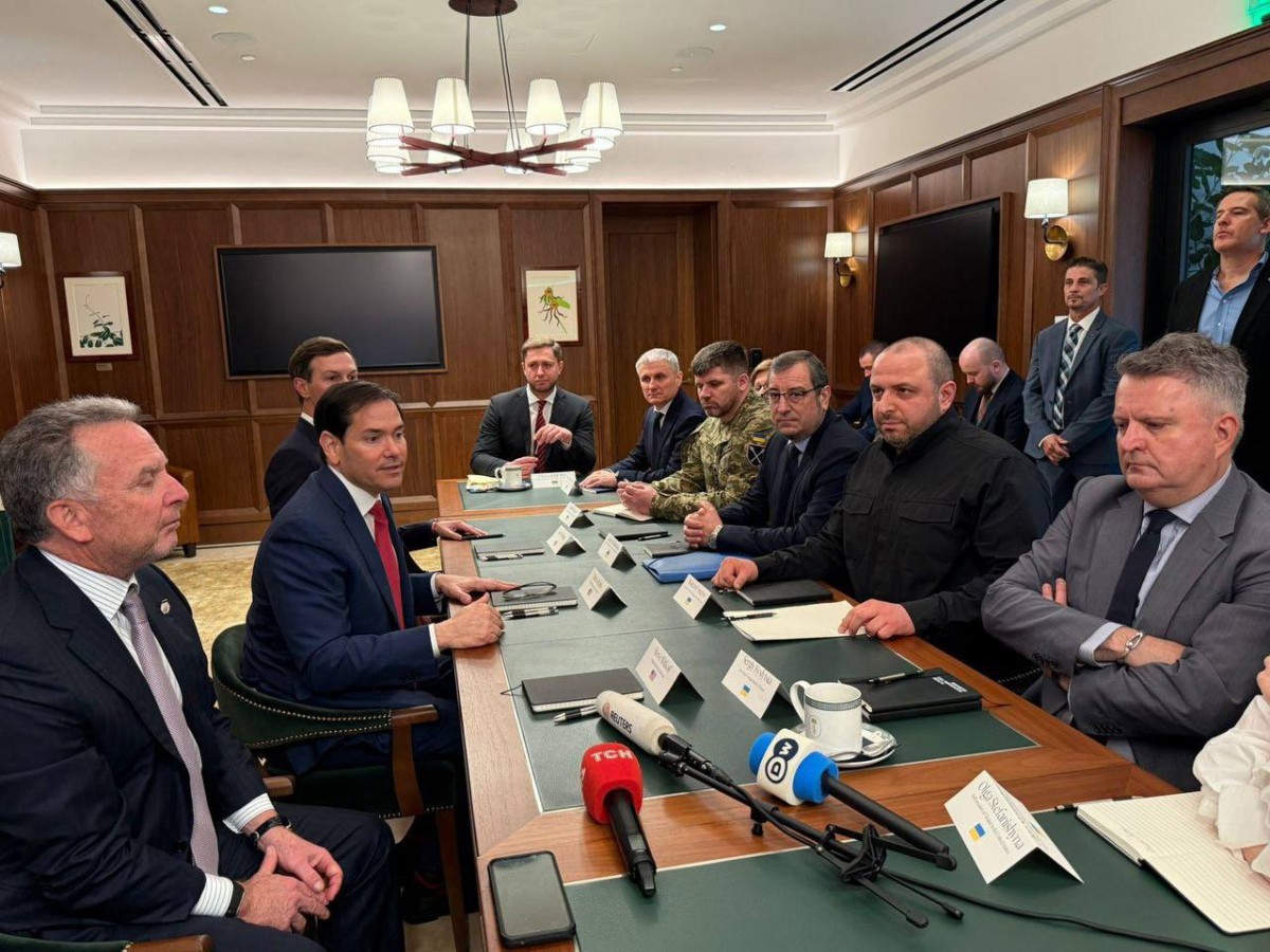 Phái đoàn Mỹ (trái) do Ngoại trưởng Marco Rubio dẫn đầu và phái đoàn Ukraine do Thư ký Hội đồng An ninh Rustem Umerov dẫn đầu ngày 30/11. Ảnh: X/@rustem_umerov