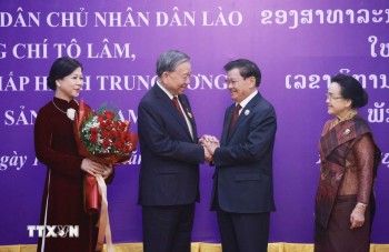 Tổng Bí thư Tô Lâm nhận Huân chương Vàng quốc gia của Lào