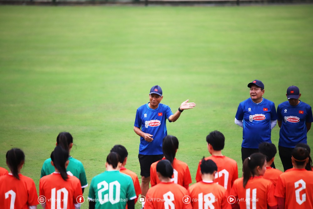 HLV Mai Đức Chung công bố danh sách 23 cầu thủ nữ dự SEA Games 33. Ảnh: VFF