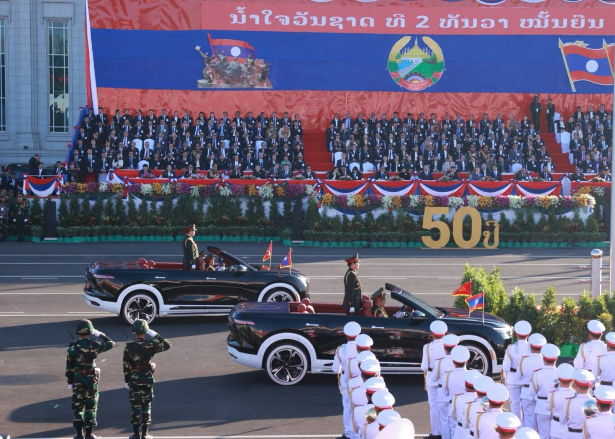 Xe điện Việt Nam nổi bật tại lễ diễu binh, diễu hành kỷ niệm Quốc khánh Lào