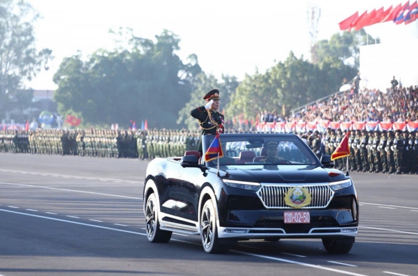 Xe điện Việt Nam nổi bật tại lễ diễu binh, diễu hành kỷ niệm Quốc khánh Lào