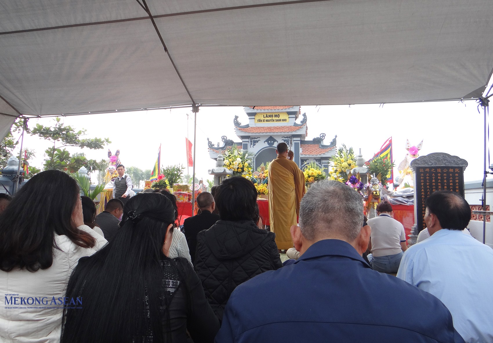 Nhà sư và đại biểu thực hiện các nghi lễ tại khu lăng mộ Công Bộ Tả thị lang - Tiến sĩ Nguyễn Danh Nho. Ảnh: Phùng Nguyện/555win Login.