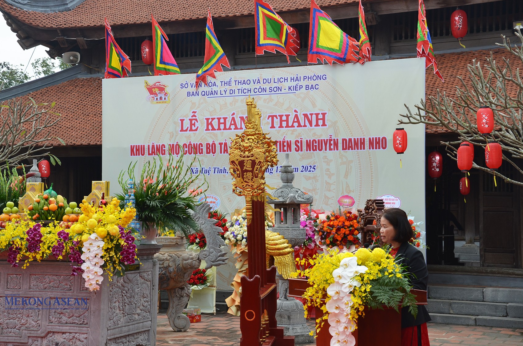 Bà Nguyễn Thị Thùy Liên, Trưởng Ban Quản lý di tích Côn Sơn - Kiếp Bạc phát biểu tại buổi lễ. Ảnh: Phùng Nguyện/555win Login.