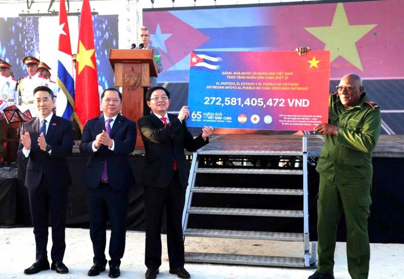 Trao biển tượng trưng hơn 272,5 tỷ đồng, kết quả Cuộc vận động ủng hộ nhân dân Cuba “65 năm nghĩa tình Việt Nam-Cuba” đợt 2. Nguồn: Hội Chữ thập đỏ Việt Nam)