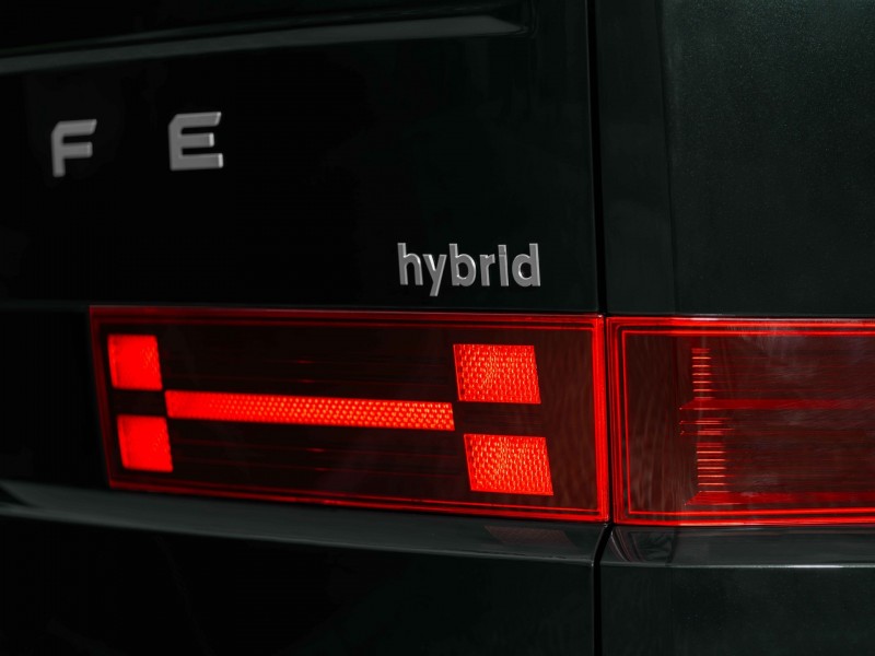 Phần đầu Santa Fe Hybrid trang bị đèn HBA-LED và dải đèn ban ngày chữ H, đặc trưng của Hyundai.