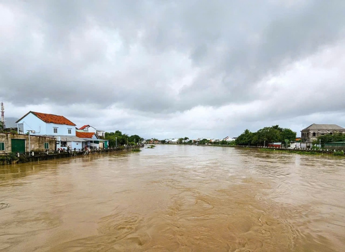 Lũ trên sông Dinh Ninh Hòa đang lên - Ảnh: Báo Khánh Hòa