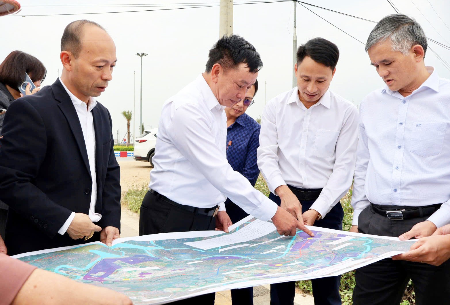Phó Chủ tịch UBND thành phố Hải Phòng Trần Văn Quân kiểm tra công tác giải phóng mặt bằng, đôn đốc tiến độ giải ngân vốn đầu tư công một số dự án khu vực Kim Thành. Ảnh: Nguyễn Hạnh.