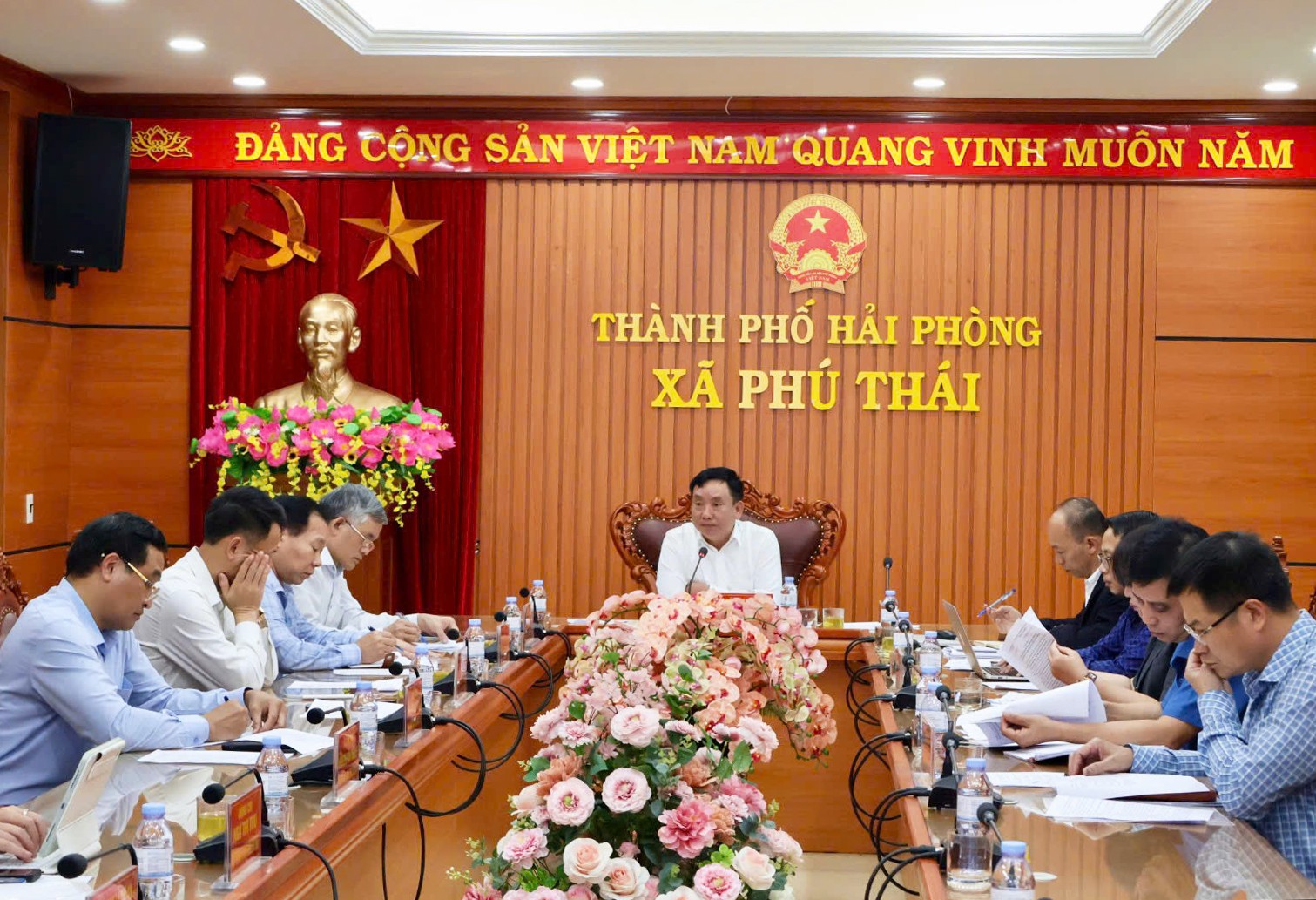 Ông Trần Văn Quân làm việc với các chủ đầu tư và đại diện lãnh đạo các xã liên quan. Ảnh: Nguyễn Hạnh.