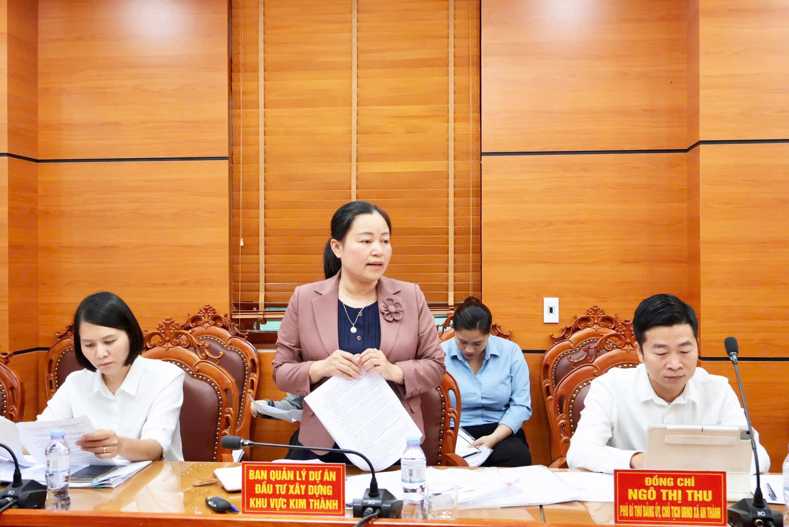 Lãnh đạo Ban Quản lý dự án đầu tư xây dựng khu vực Kim Thành báo cáo tiến độ giải ngân các dự án. Ảnh: Nguyễn Hạnh.