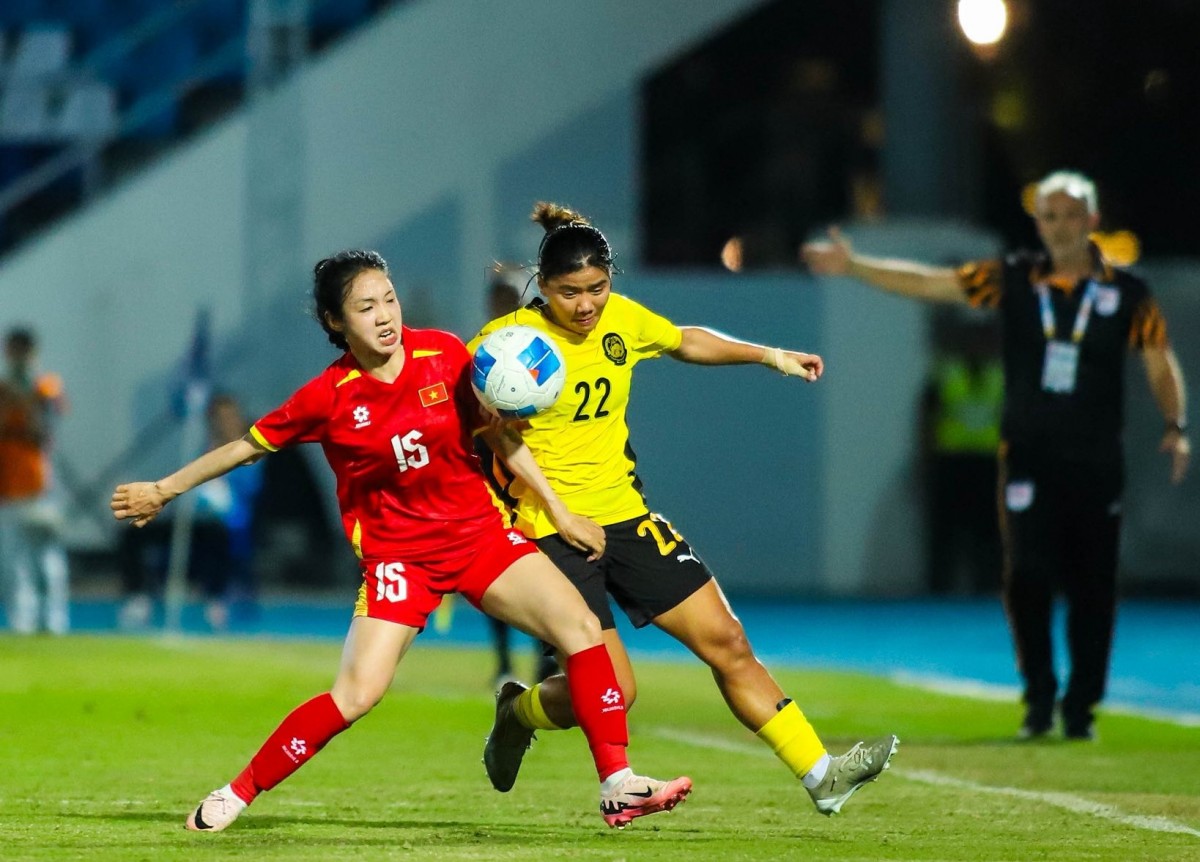 Tuyển nữ Việt Nam (đỏ) dễ dàng đánh bại Malaysia. Ảnh: Football Association of Malaysia